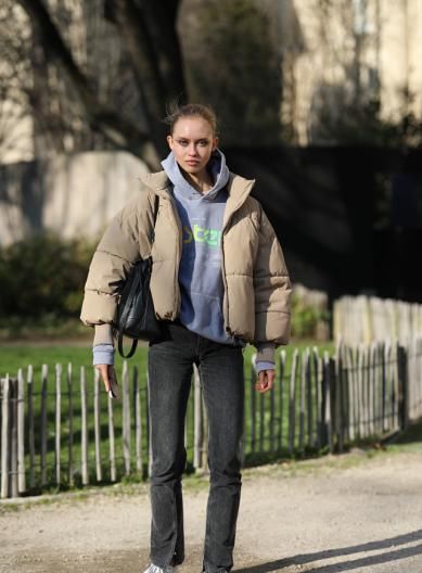 毛呢大衣已经过时了，冬天穿这种服装才好看，遮肉显瘦还保暖