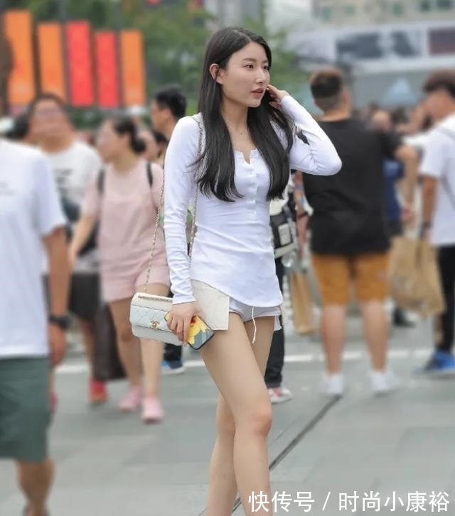 潮裤|扣子款圆领T恤，搭配一条白色潮裤，让女生的优雅气质锦上添花