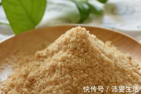 面包糠快速自制方法，5分钟就搞定，成本一块钱，放冰箱能吃半年