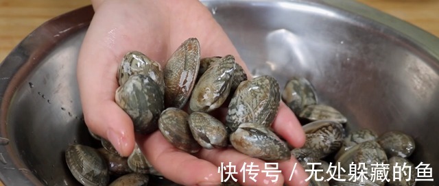 洗花甲不要只加盐，老渔民教你一招，花甲疯狂吐沙，又快又干净！