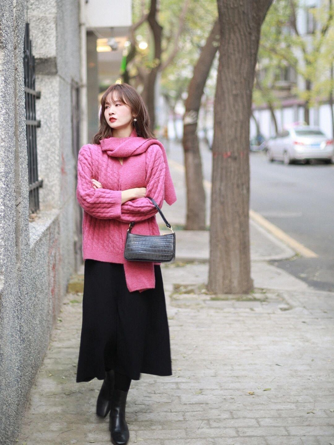 子女生 冬天毛衣怎样搭配出时尚感!紫色毛衣搭配皮裙,高级又不失个性!