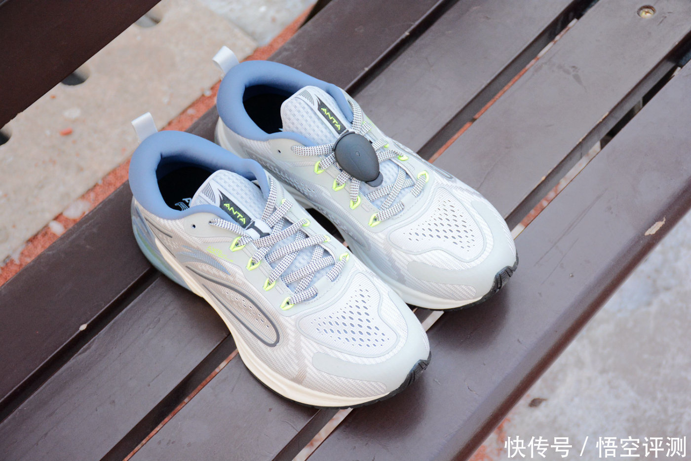 克服冬天跑步的困难?入手智能跑鞋吧:安踏联名咕咚跑步鞋评测