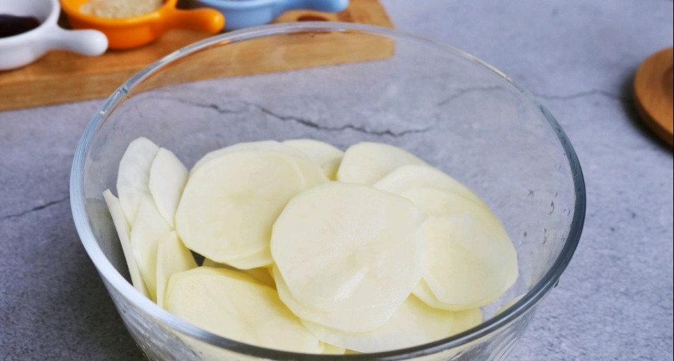 土豆片|好吃的停不下来的烤土豆，做法超级简单，分分钟学会