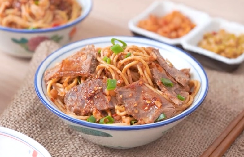 1分钟学会这道豪华版热干面，香辣美味，面条筋道，太过瘾了