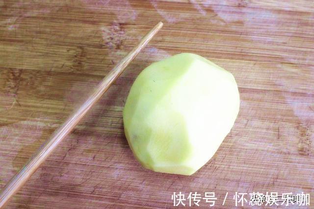削皮器|把土豆穿到筷子上，真是太聪明了，用途花钱买不到，简单还实用