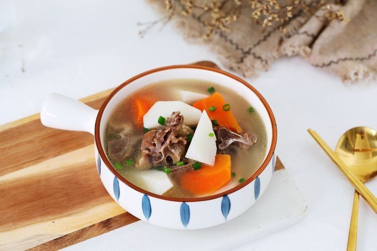 羊蝎子配上胡萝卜山药，强强联合，这做出的汤营养丰富，味道鲜美