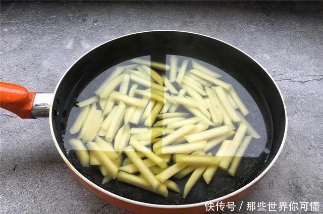 炸薯条,土豆直接炸大错特错,多做1步,薯条酥脆不发软,特好吃