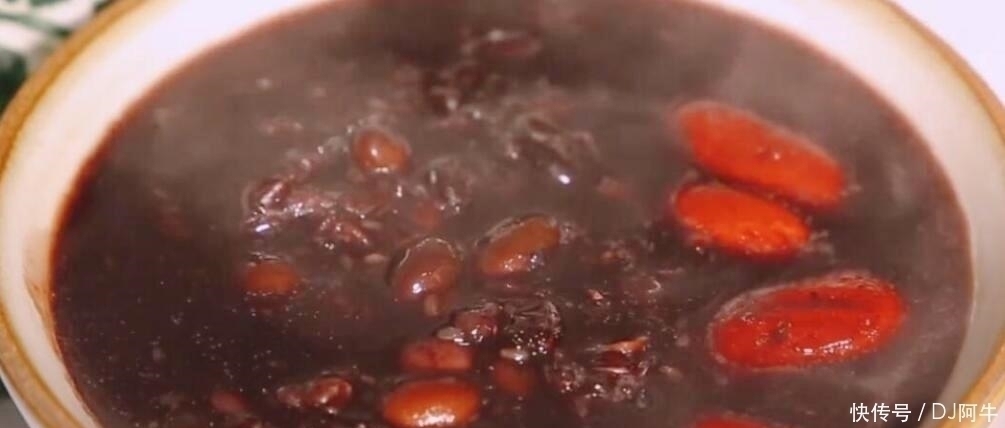 三黑粥|白发最怕这食材,隔天吃一回,头发乌黑亮丽,人人见了都夸漂亮