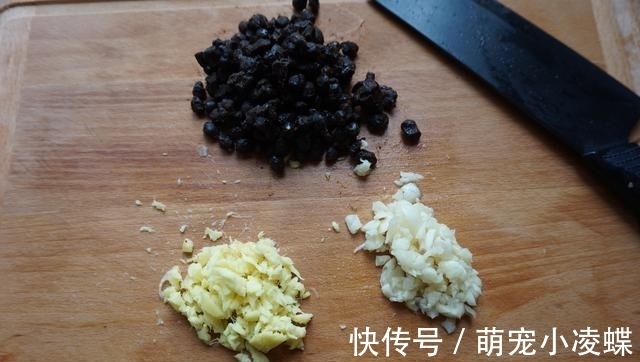 浸泡|我家排骨从不炖着吃，蒸一蒸，鲜香入味，一周吃4次，太费米饭