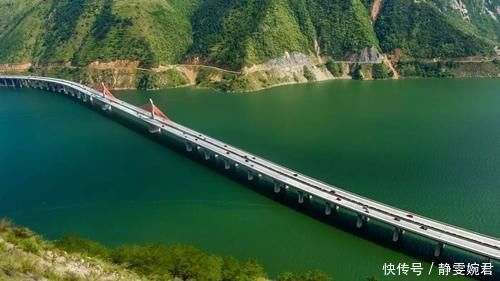 中国的“天梯高速”，240公里全程高架，沿途风景如画