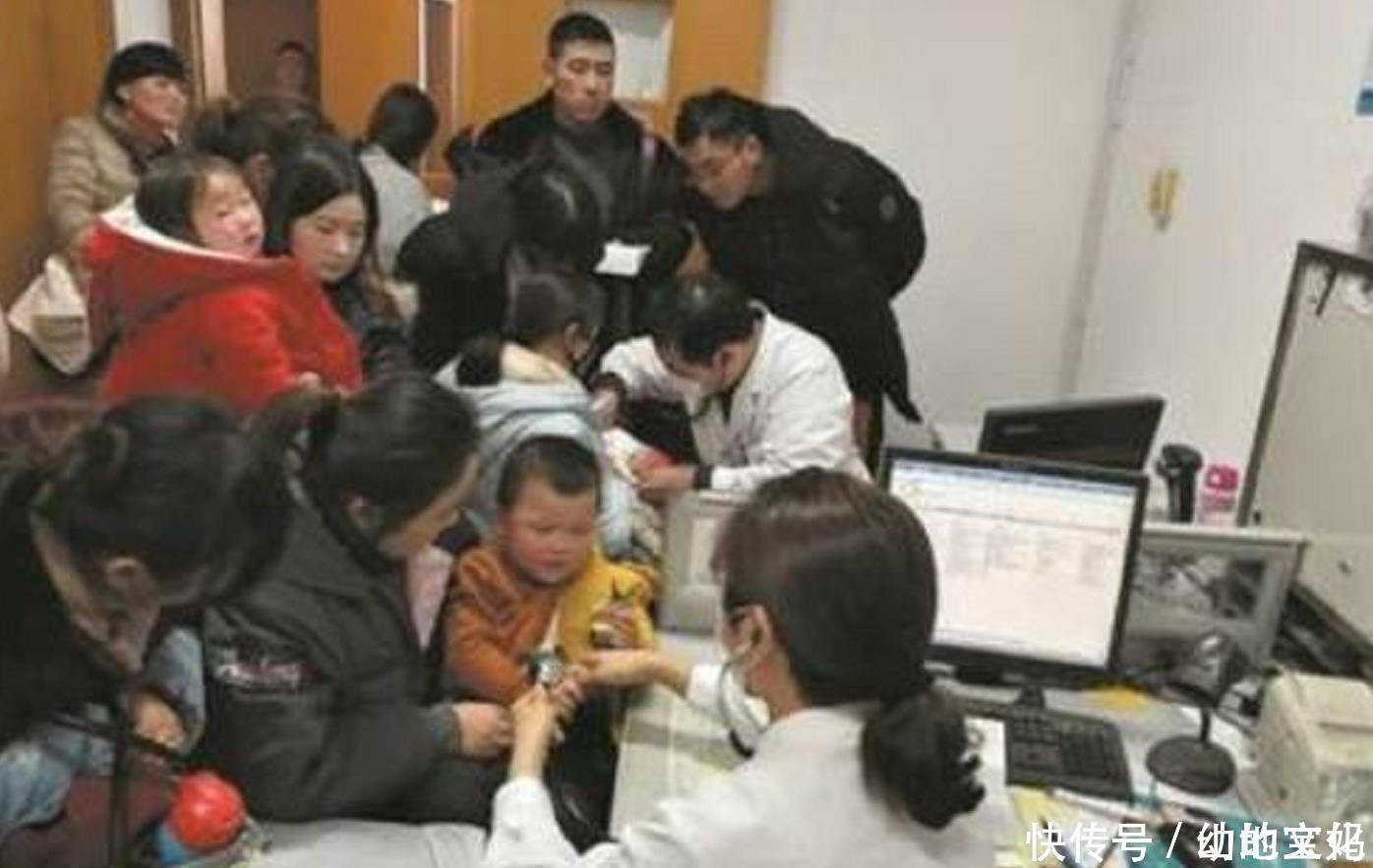 医生|孩子高烧医院排队400号,医生只顾打私人电话,网友:自作自受