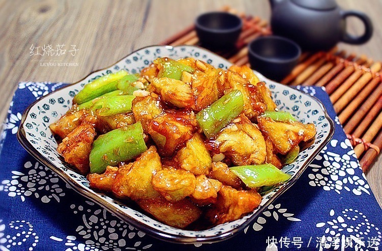 大厨教你做红烧茄子，记住这2点，不发黑不吸油，焦香软嫩不油腻