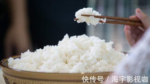 蒸米饭只加水是不行的，掌握4个诀窍，米饭香甜松软，粒粒分明