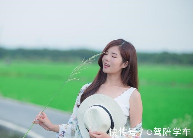 白色 白色背心搭配牛仔短裤青春减龄,清凉又不失时尚感!