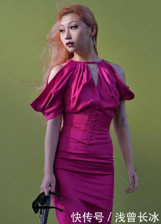 街拍美女:小姐姐身穿一件玫红色的修身连衣裙,设计十分独特