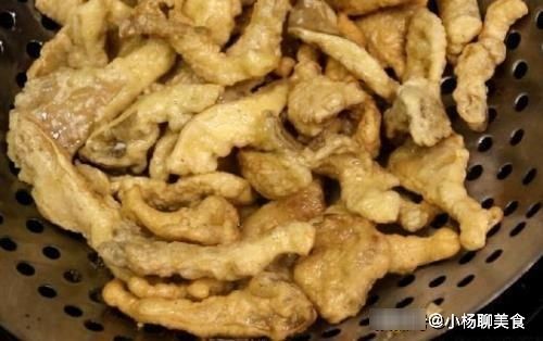 炸平菇时,有人用面粉有人用淀粉,大错特错!大厨教你最正确做法