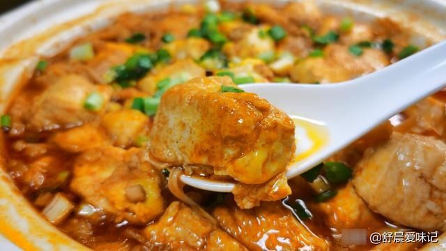 豆腐里打入两个鸡蛋，再用砂锅一焖，香嫩爽滑，最后汤汁都不想剩