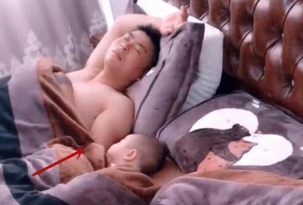 睡眠质量|爸爸哄娃睡觉,自己却先睡着,孩子躺一旁无奈:这届家长真难带