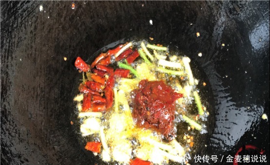 方便面这样吃超过瘾，给红烧肉都不换，一次4包不够吃，做法简单