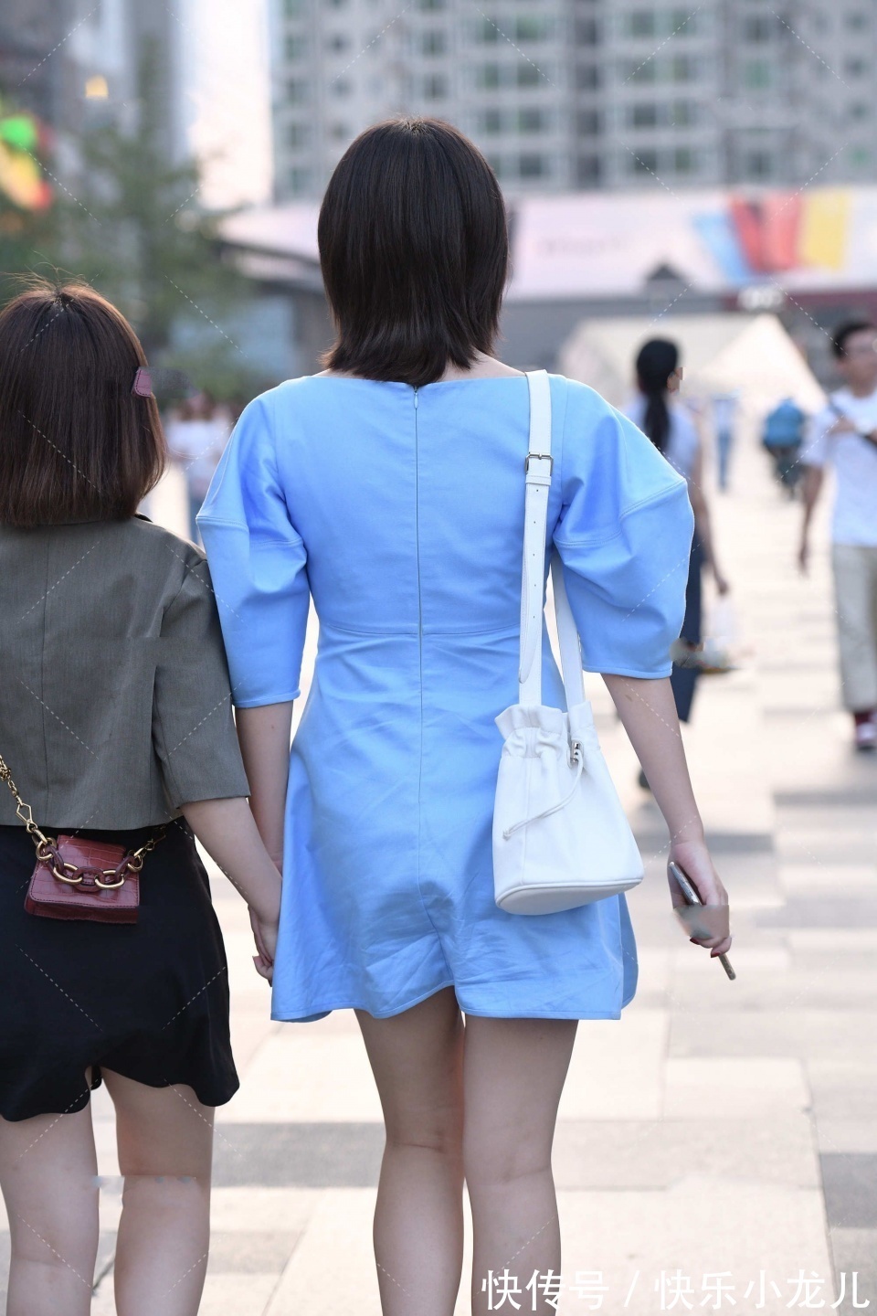 短发女孩|清新自然的蓝色连衣裙,充满着浓浓的青春感,搭配短发更显利落