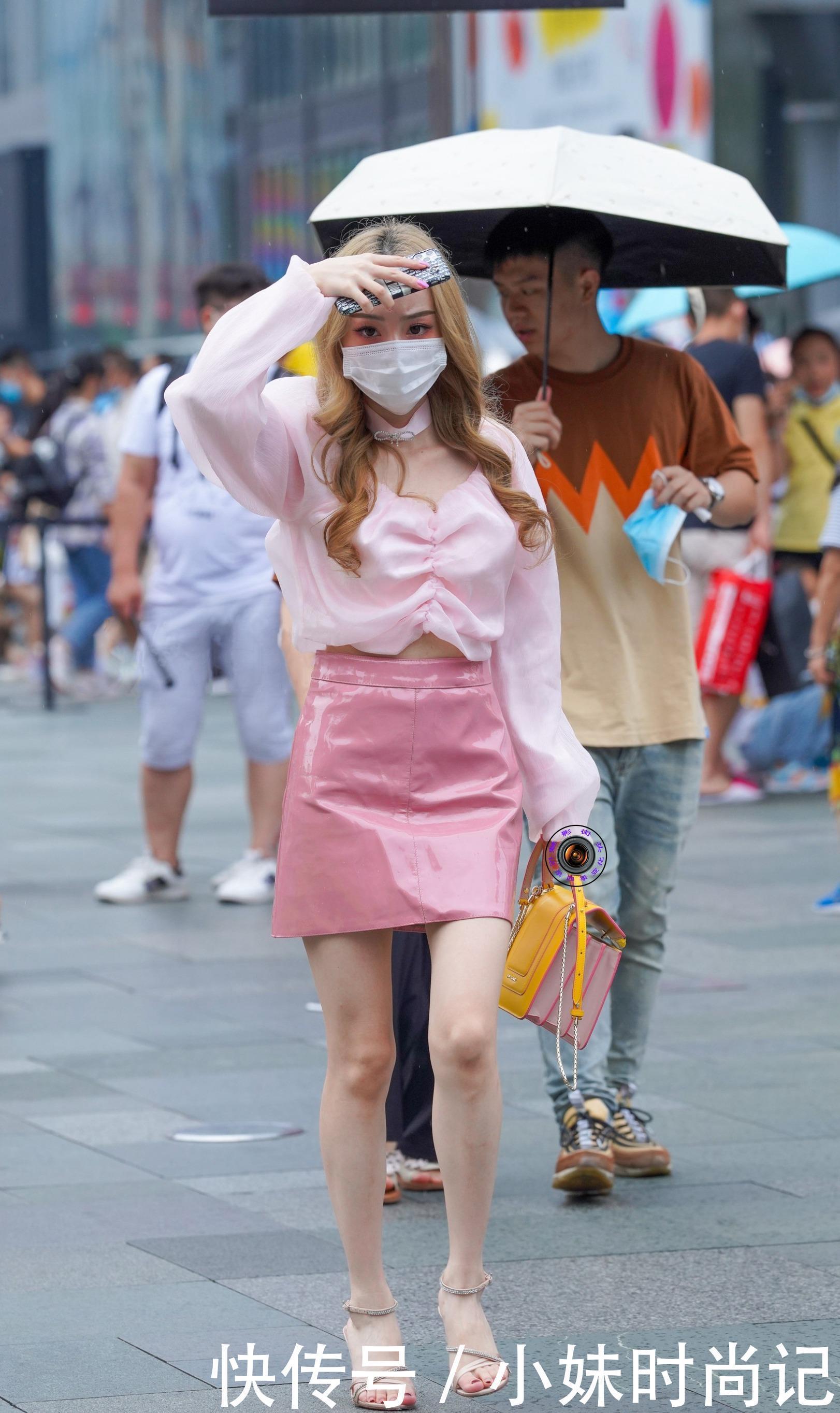 身材|街拍:粉色减龄效果好, 美女选择粉色系搭配加细跟凉鞋, 减龄又显身材