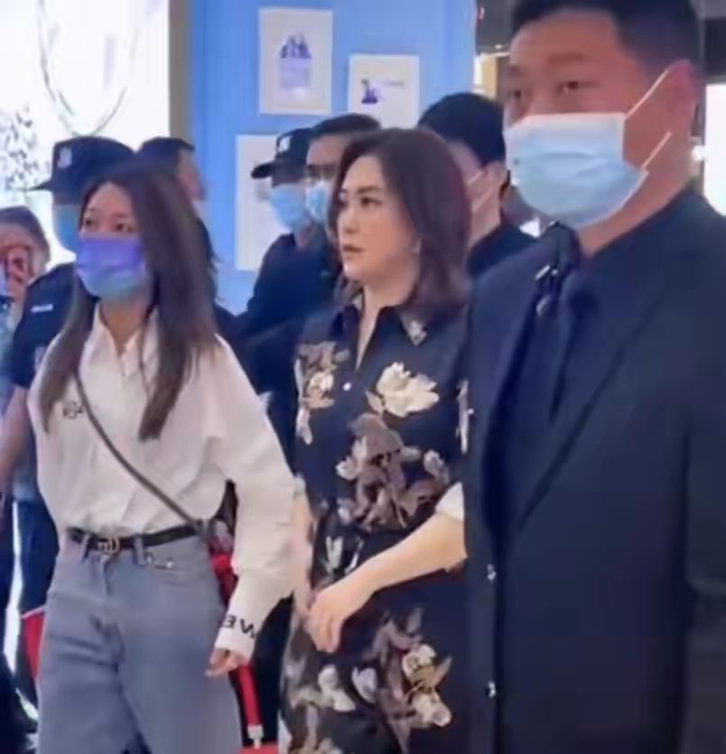 气质|阿娇穿白衬衫装嫩,现实中没了气质,但也不老不像40岁阿姨!