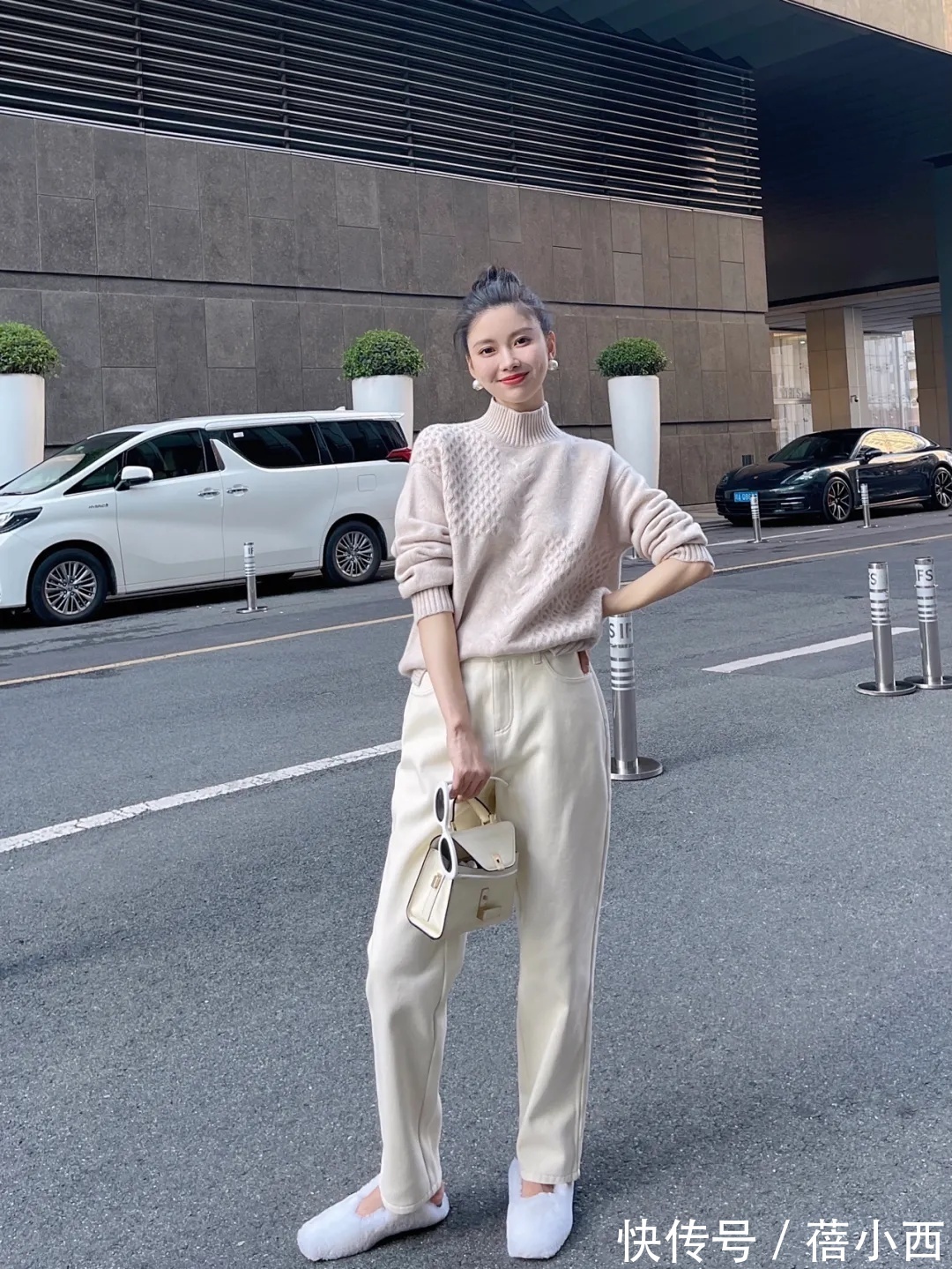 保暖|秋天怎样穿才保暖又时髦?搭配公式“毛衣+牛仔裤”,简约又高级