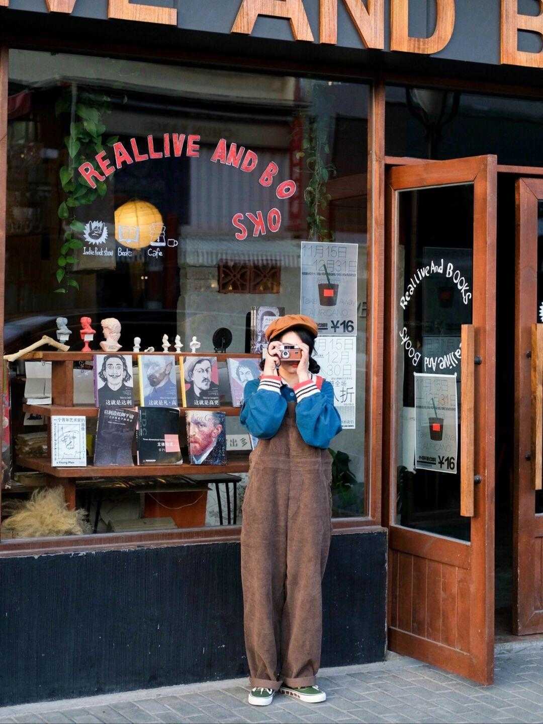 条绒|背带裤才是yyds!时髦精都爱这样穿搭,让你年轻10岁都不止