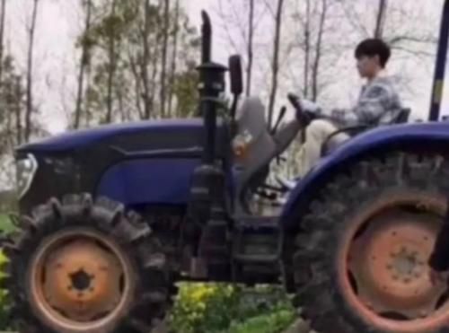 向往5张艺兴路透，开拖拉机上班好拉风，看到单手操作：好家伙！
