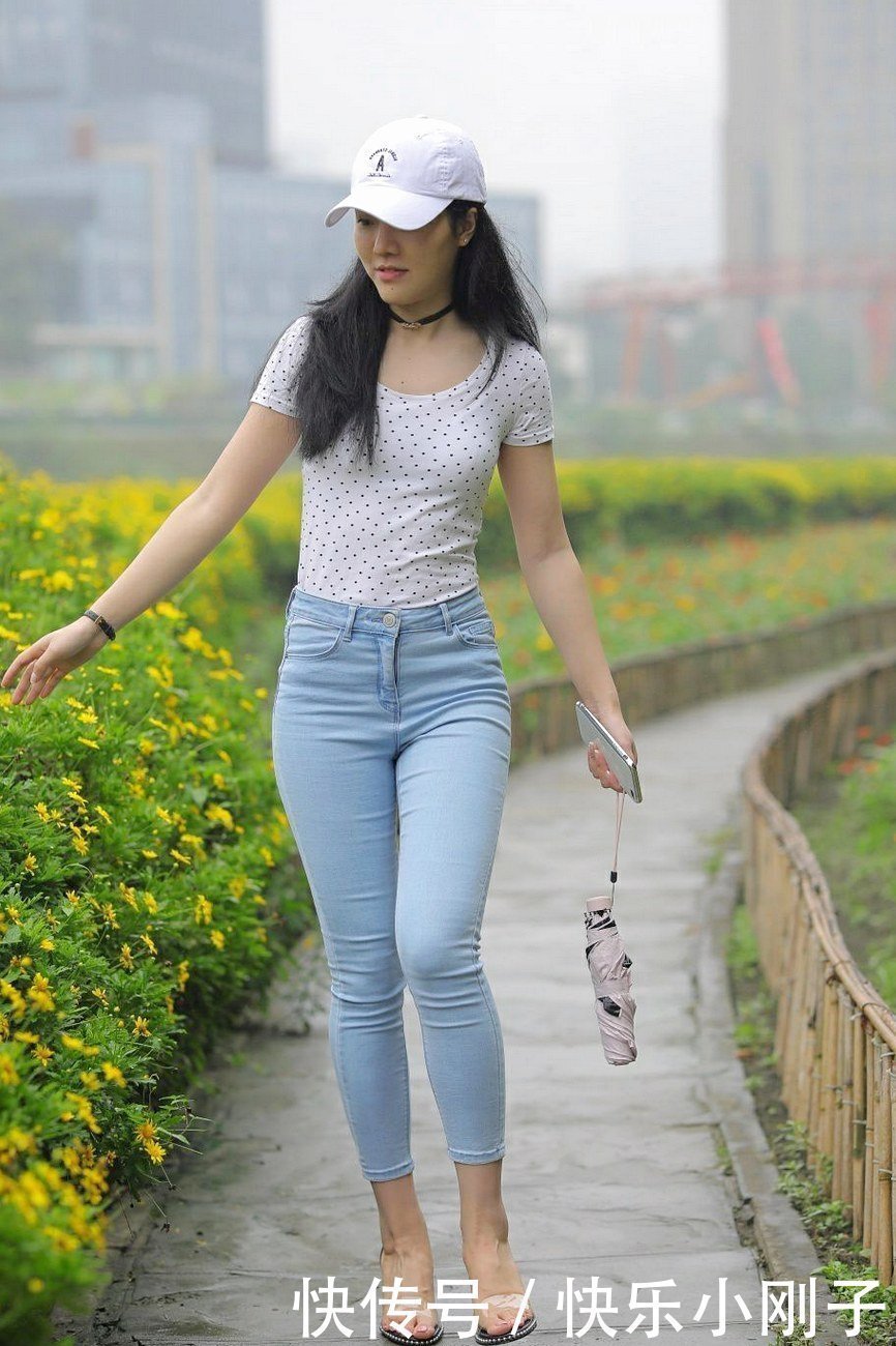 小姐姐修身体恤，展现出优雅时尚的韵味