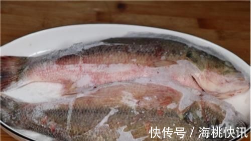 不管解冻什么鱼，用水泡就外行了，教你一招，比活鱼都新鲜、美味
