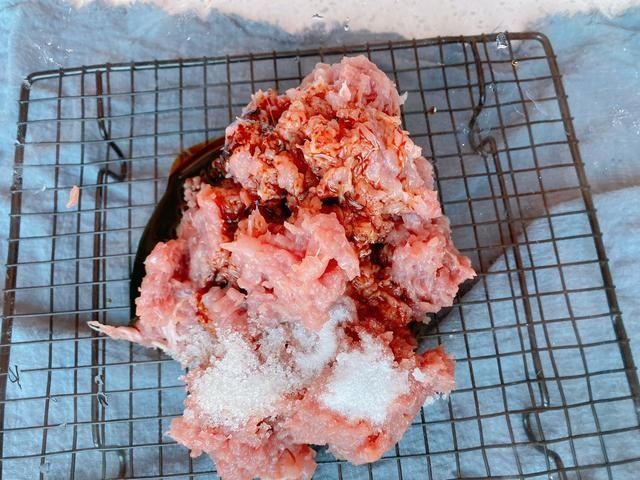 炸丸子有人放面粉,有人放淀粉,都不对,掌握3点,丸子外酥里软