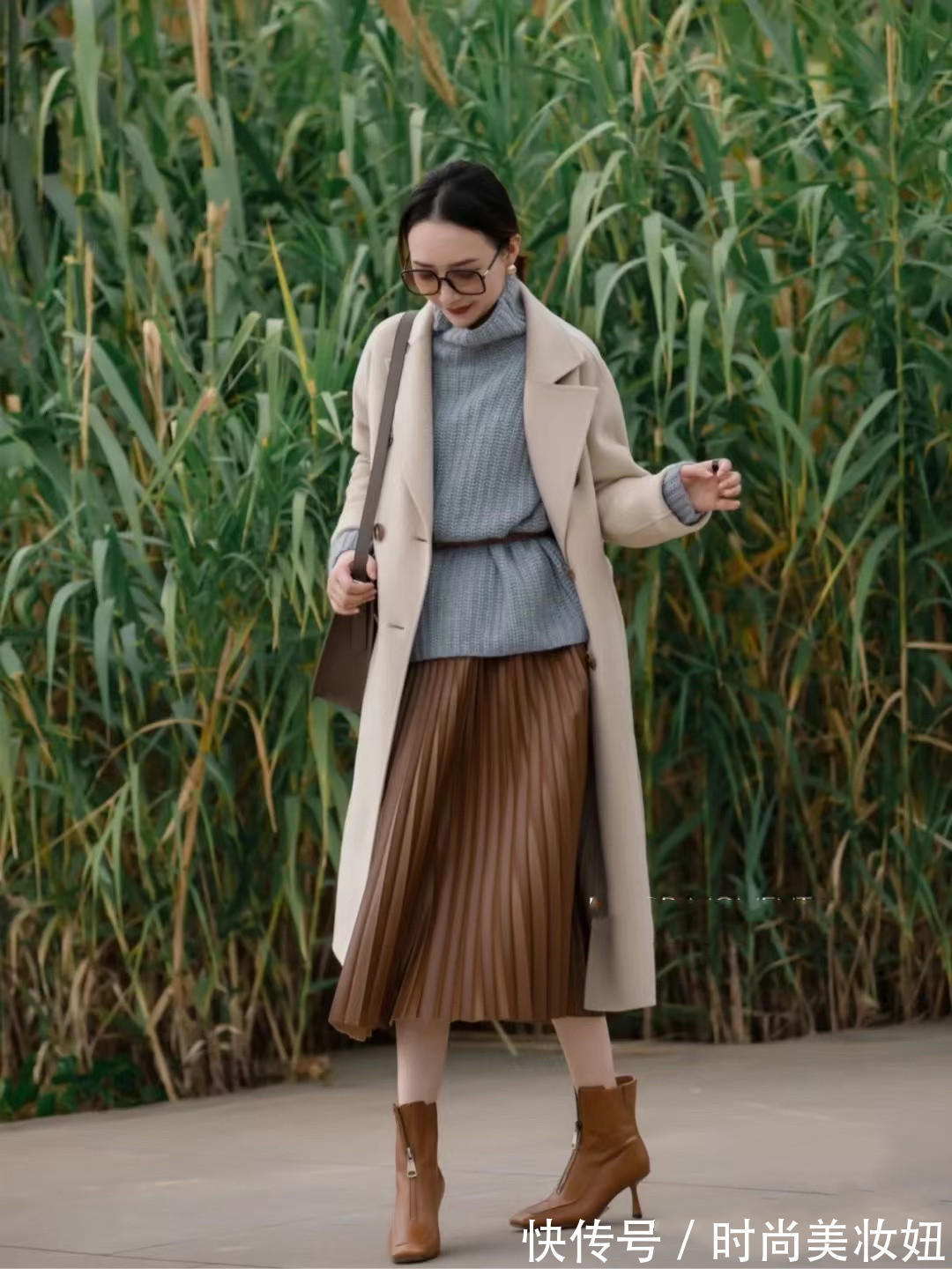 下半身 “百褶裙+短靴”才是冬季正确打开方式,优雅显气质,适合40岁