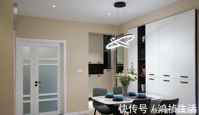 进门处|装修就学她家,舍弃电视柜后,不仅空间感增加了,还非常大气