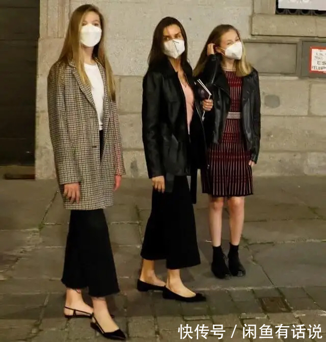 蓝裙|西班牙俩公主同穿蓝裙亮相，简单却很高级，妹妹扎丸子头气场更足