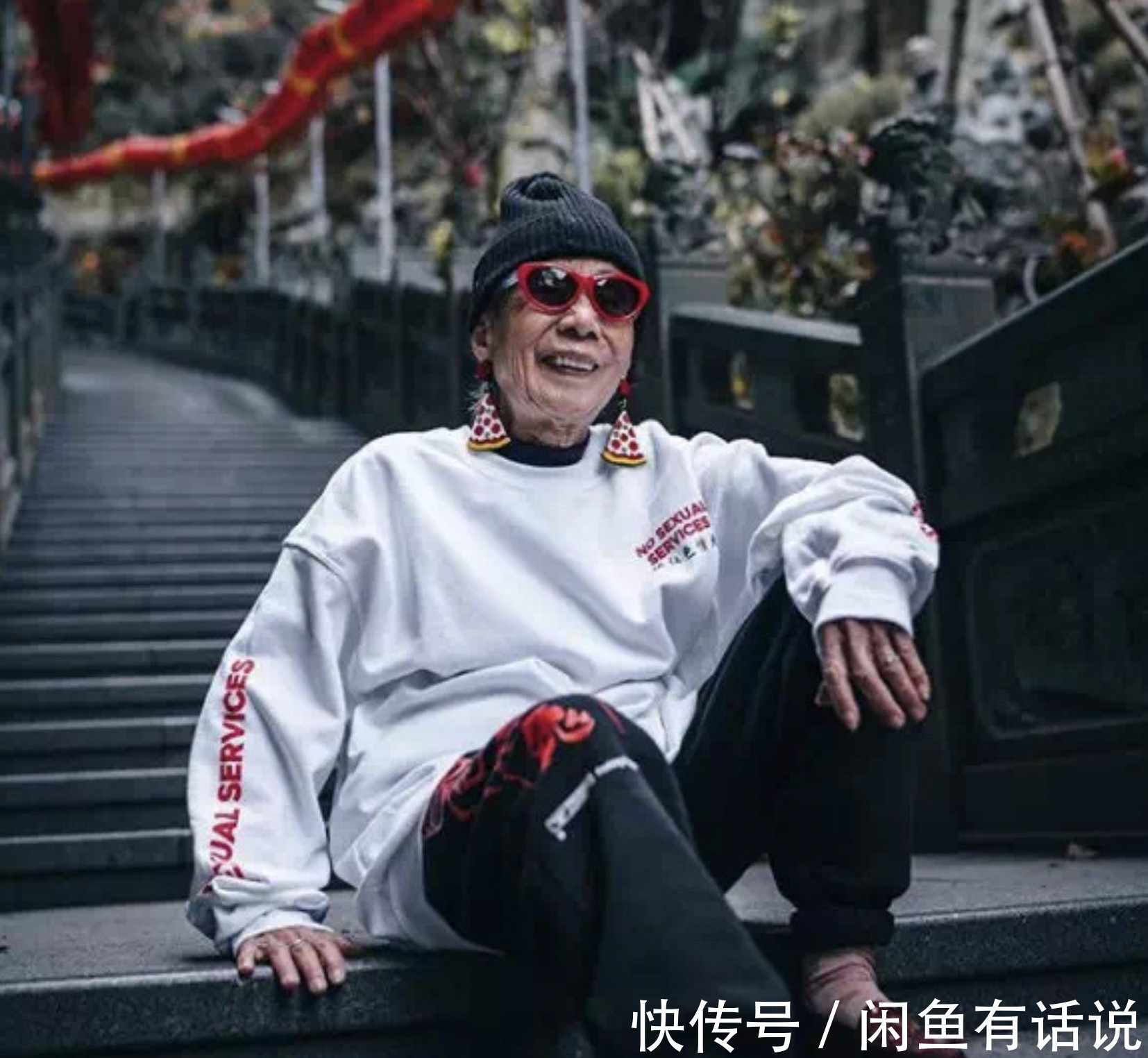 宽松感|93岁奶奶精气神真好,一身“潮装”减龄还时髦,比孙女辈还洋气