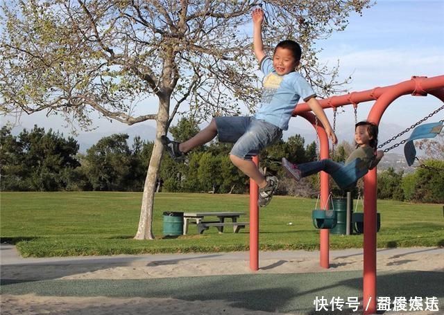 孩子|两个孩子玩荡秋千不幸坠落,宝妈慌乱中接住自家孩子,却被骂冷血