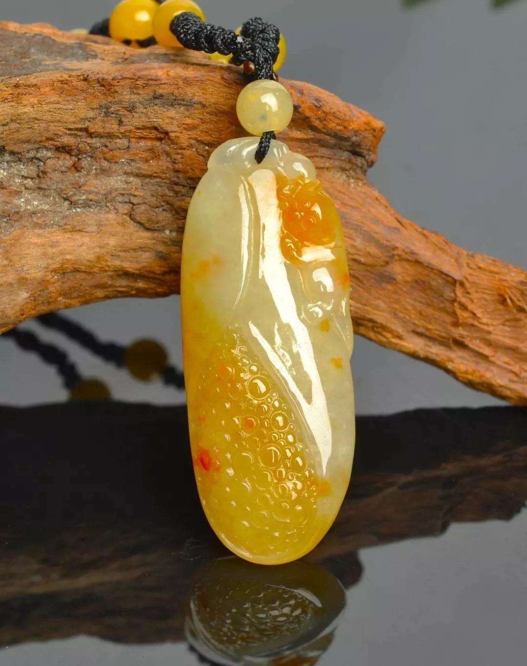 翡翠手镯|黄翡和绿翡翠相比较哪个更好呢?