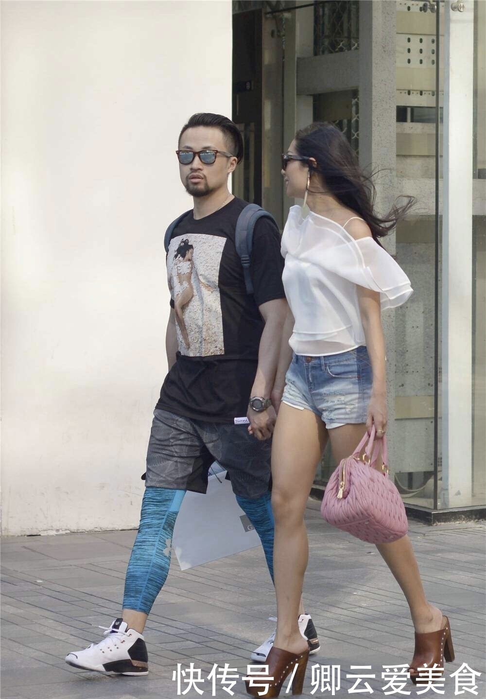 修身牛仔短裤,搭配12厘米的粗跟凉拖,身材就一样了