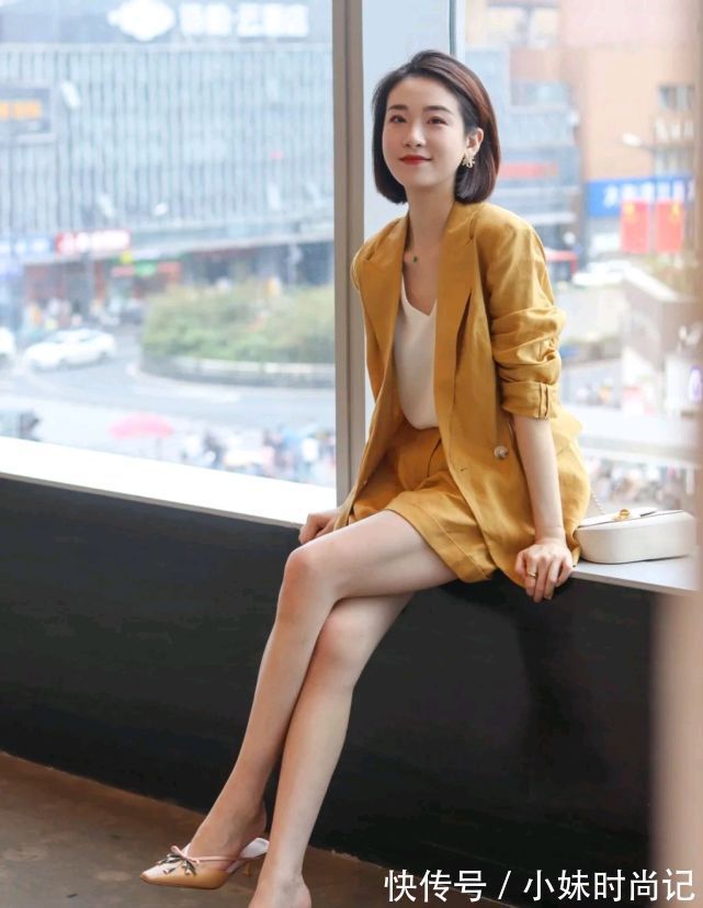 卡其色|上班的女孩该怎么打扮呢？简约穿搭就很有气场，干练又有女人味