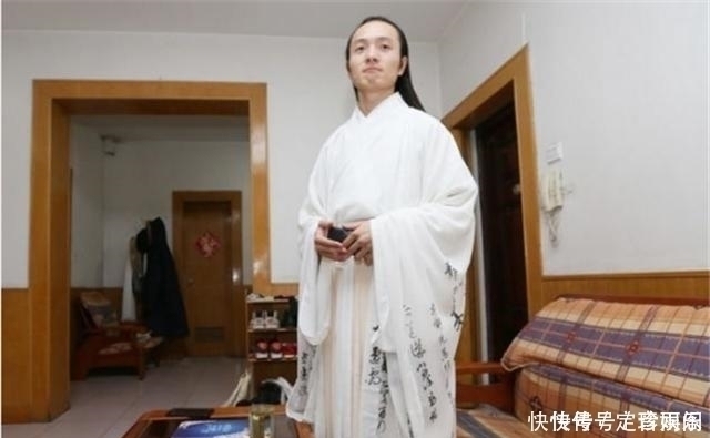 束冠&他留四年长发穿上汉服却被汉服圈批“不束冠”,网友:好严格