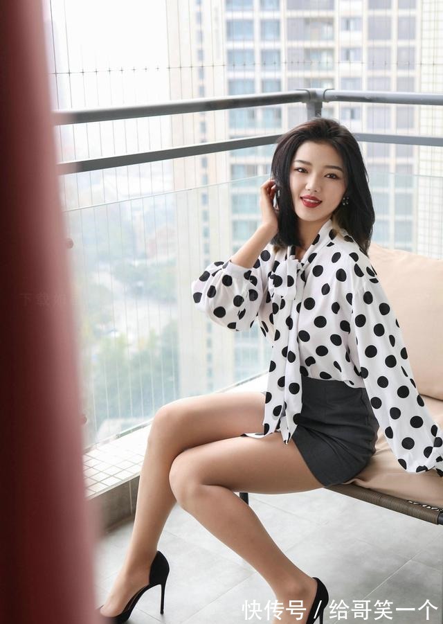 黑波点 白底黑波点的衬衫,搭配上一条灰色高腰包臀裙,非常的时尚有韵味!