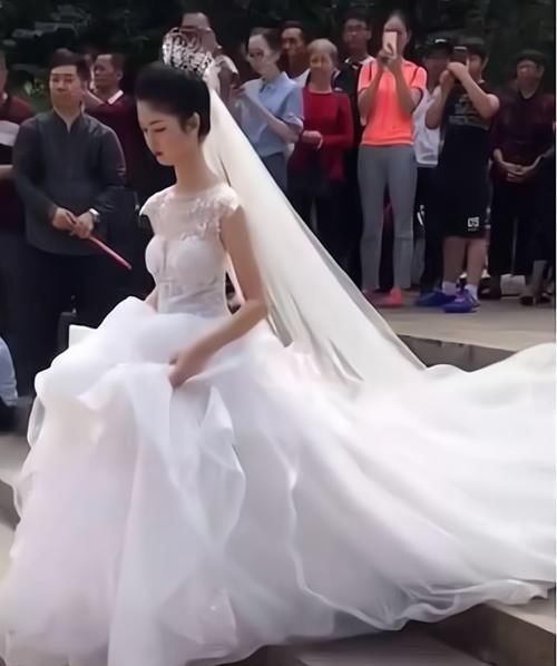 上辈子|“长颈鹿宝宝”火了,生下来就有天鹅颈,网友:以后考试方便了