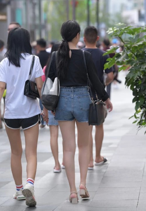 时尚|街拍美女:雪纺配牛仔,不仅不失个性,还能彰显出简约大方的气息