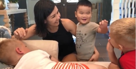 小男孩|收养的中国男孩第一次见美国哥哥,小孩相视一笑,什么都不重要了