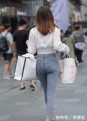 衣品|衣品体现在穿搭上,休闲牛仔裤也能让你美出个性
