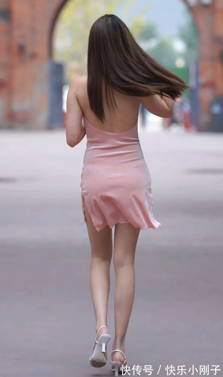 吊带裙 粉色吊带裙,搭配白色细跟高跟凉鞋,减龄效果出色!