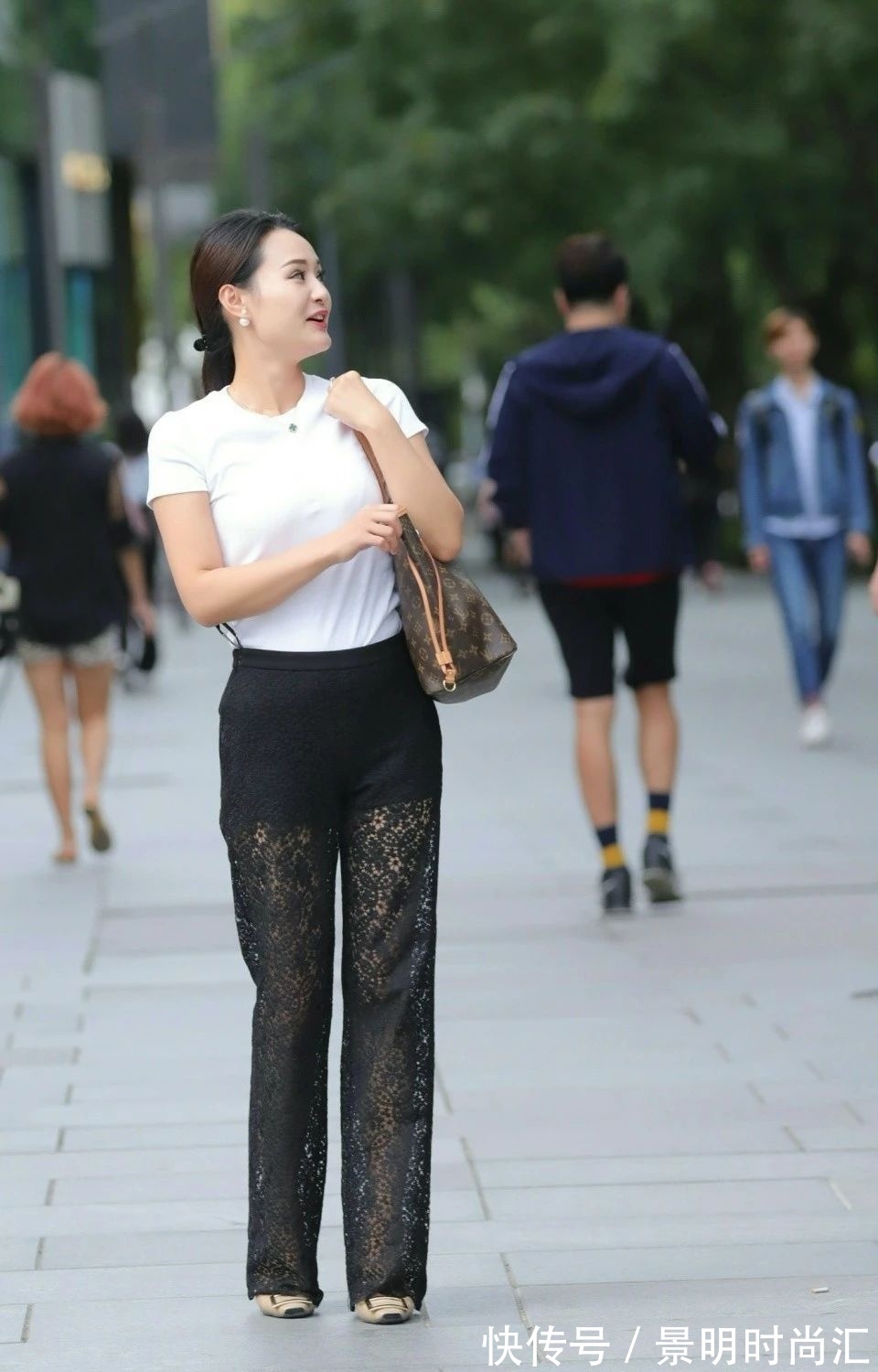 美丽 时尚的穿搭,白色短袖衫配黑色网纱裤,清凉美丽又优雅大方