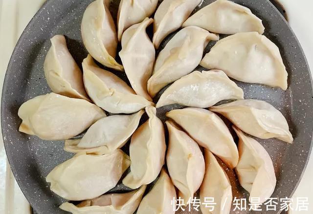 冰花|还在煮速冻饺子？大叔教你雪花煎饺，外酥里嫩，让生活多点趣味~