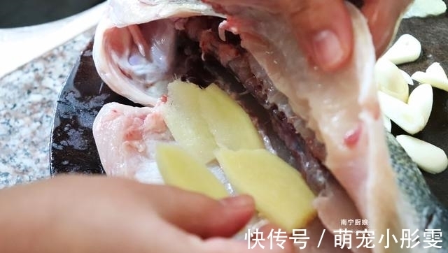 鱼身|蒸鱼时,冷水上锅还是热水?教你正确做法,鱼肉鲜嫩可口还没腥味